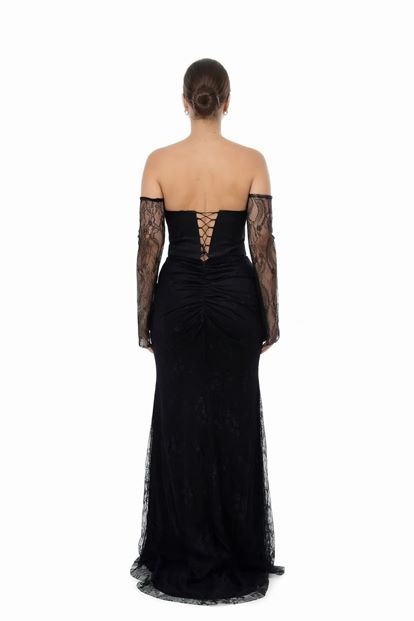 فستان سهرة أسود مطرز بالخرز والدانتيل بمقاسات كبيرة